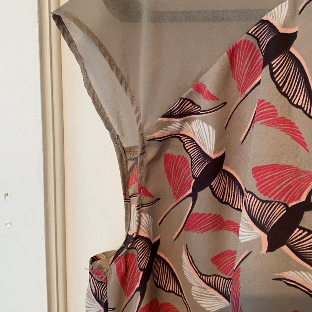 Apt 9 gorgeous sheer bird motif shell. Unique back - Picture 2 of 8